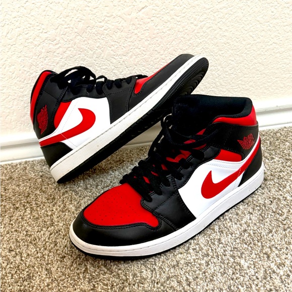 Nike Jordan 1 Mid Bred Toe Mid (used like new) (no box) - Picture 1 of 5